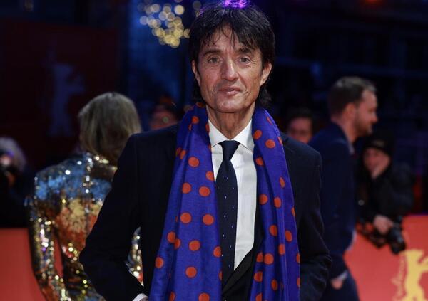 Giulio Base, regista, &ldquo;cane sciolto&rdquo; e protagonista dei &ldquo;Cafonal&rdquo; di Dagospia: ma chi &egrave; l&rsquo;autore del &ldquo;Vangelo di Giuda&rdquo; ora al cinema? La moglie Tiziana Rocca, il film Albatross e il servizio di Report