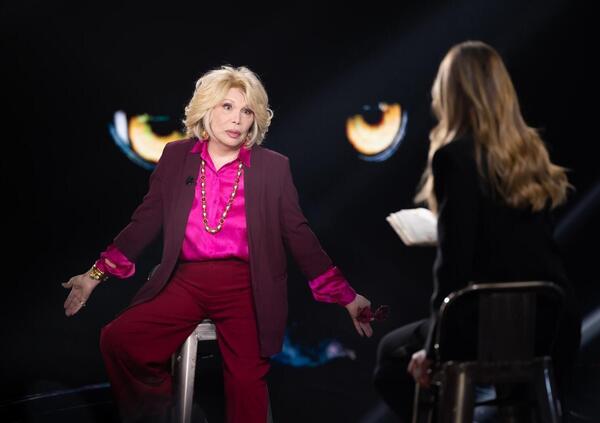 Amanda Lear belva perfetta dalla Fagnani: l'amore per gli omosessuali, i corteggiatori gerontofili, Dal&igrave; impotente, Bowie brutto e l'invidia per Madonna. E Micaela Ramazzotti...