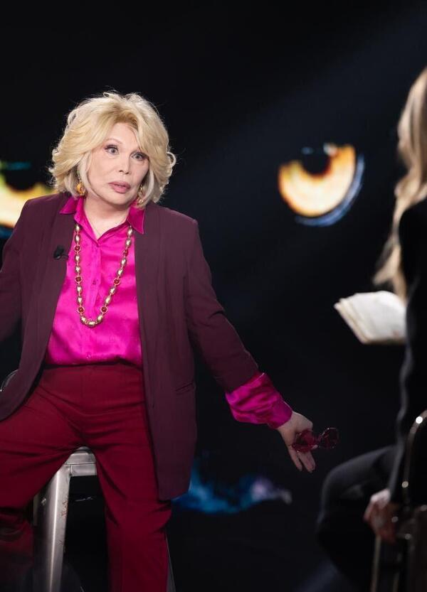 Amanda Lear belva perfetta dalla Fagnani: l'amore per gli omosessuali, i corteggiatori gerontofili, Dal&igrave; impotente, Bowie brutto e l'invidia per Madonna. E Micaela Ramazzotti...
