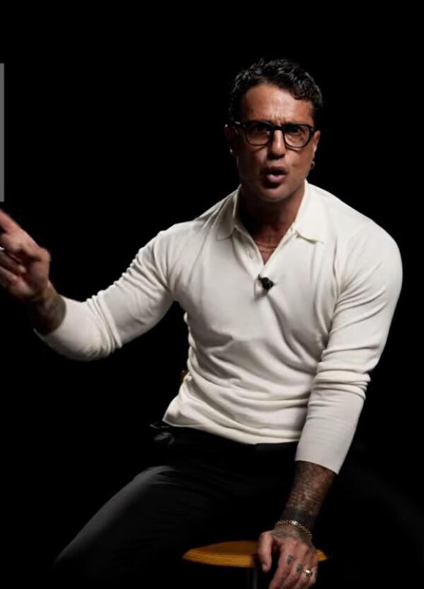 Ok, ma che cos'&egrave; lo "slap" di cui parla Corona nel video di Falsissimo? Poi promette: se la Procura non indaga su Mediaset, stavolta "denuncio il PM, il reato &egrave; grande come una casa"