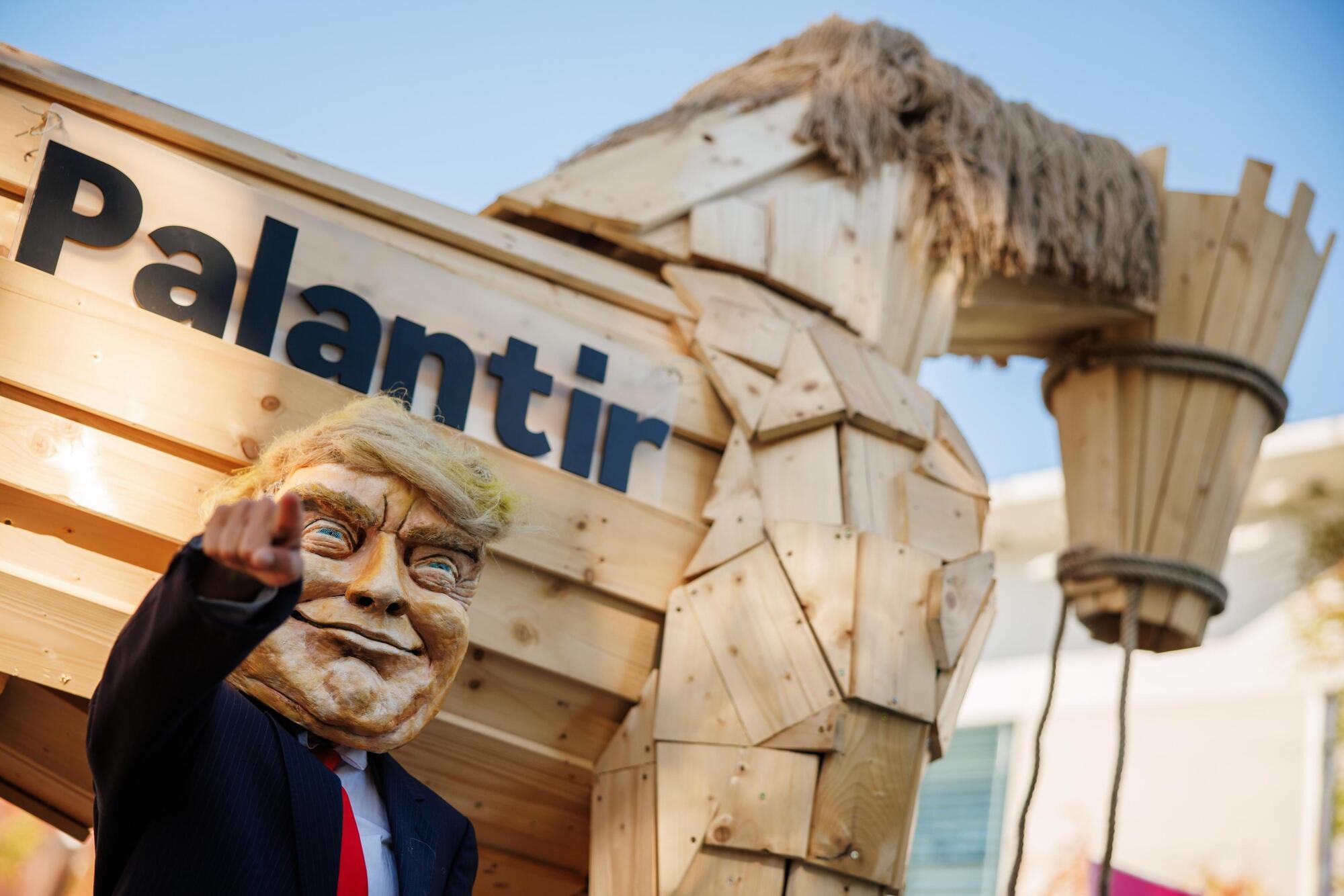 Palantir e Donald Trump secondo gli attivisti Ansa