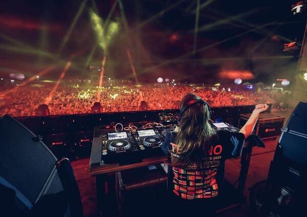 Ma quanto ha spaccato Charlotte de Witte? Genova diventa Tomorrowland e Silvia Salis che poga dal palco d&agrave; lezioni di comunicazione politica: una di noi ma senza populismo