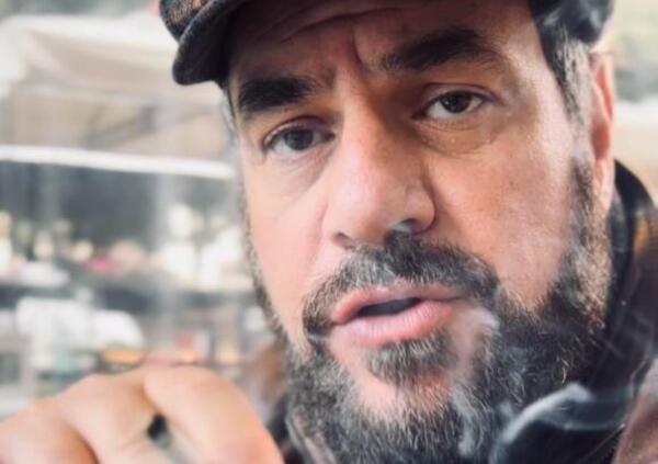 &ldquo;I politici? Dovrebbero essere i nostri camerieri&rdquo;. Parla lo scrittore Luca Ricci, il Bukowski italiano: &ldquo;Leggiamo solo libri da Premio Strega, ma la letteratura deve tirare fuori la mostruosit&agrave;. Le sbronze? Ho un unico vizio&hellip;&rdquo; 