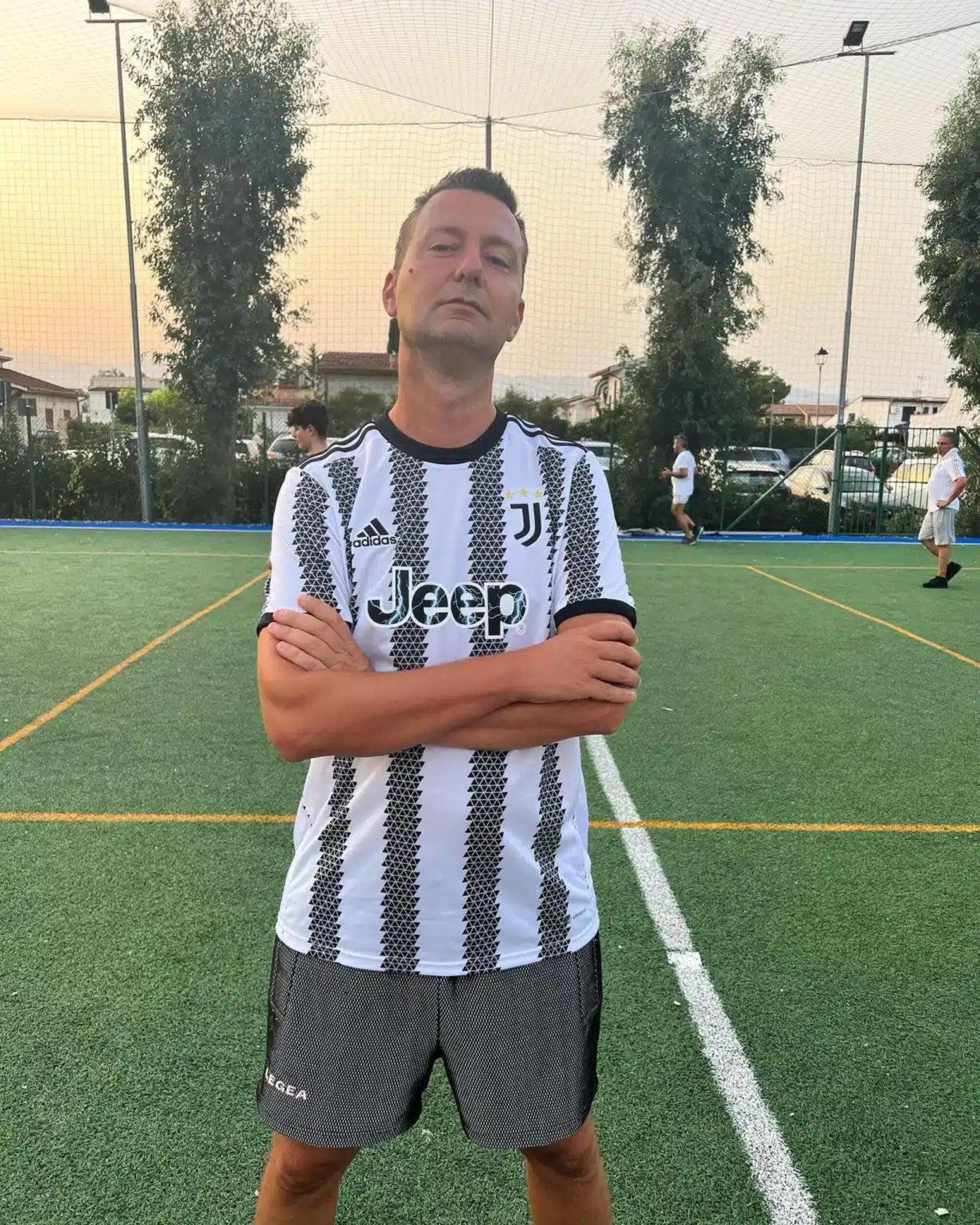 Marco Agnoletti che gioca a fare il duro con la maglia della sua amata Juve