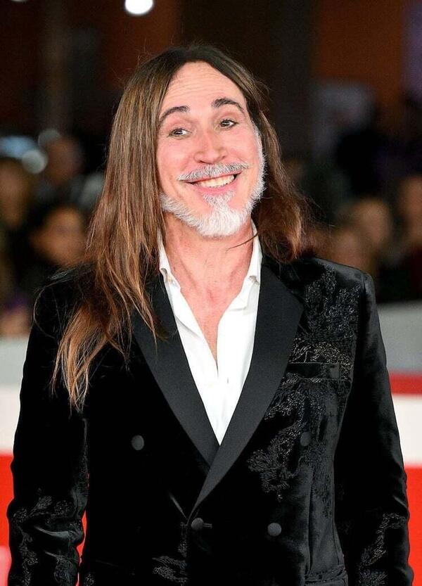 Manuel Agnelli non scatarra sul nepotismo? Lancia il suo festivalino musicale anti-talent ma poi seleziona la band della figlia Emma