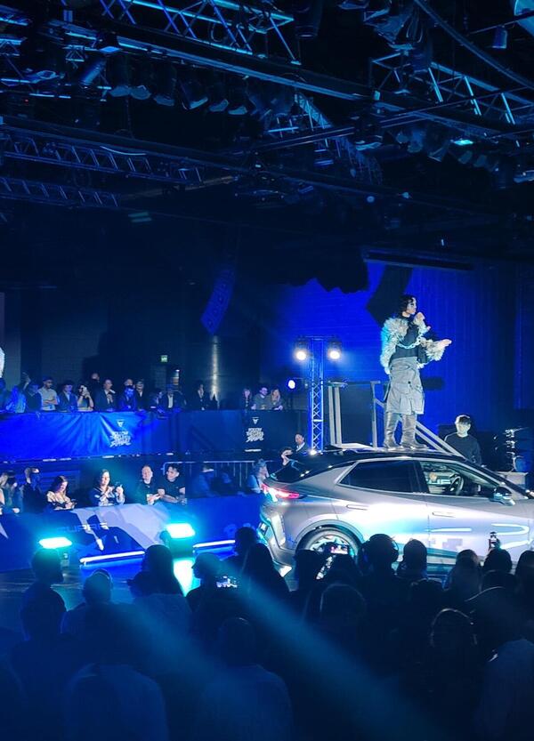 C&rsquo;eravamo noi, Mahmood sul tetto di una Cupra Raval, i piloti della VR46, Gianluca Gazzoli e un gran casino: reportage di una serata veloce a Milano