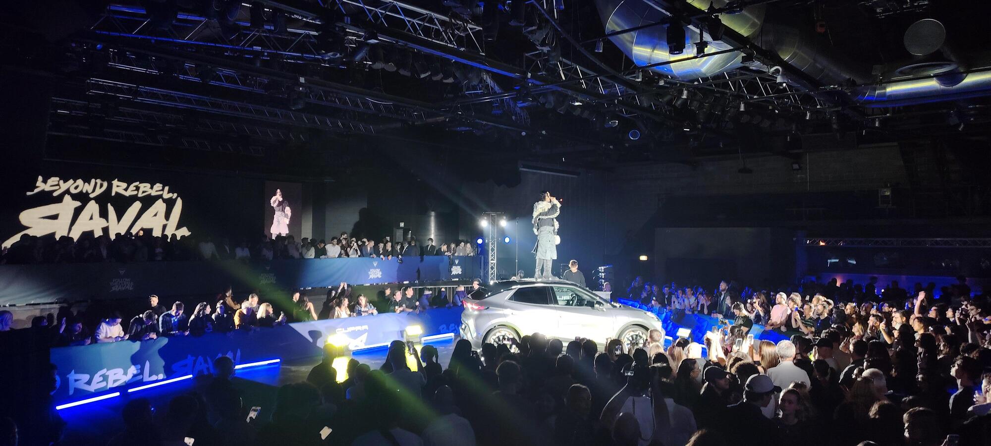 Mahmood a bordo della nuovissima Raval di Cupra