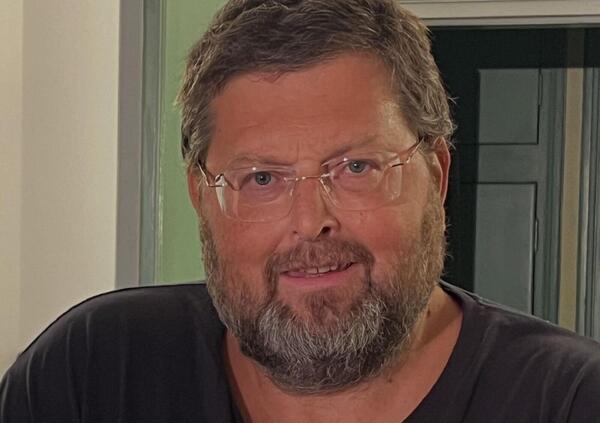 Intervista totale a Mario Adinolfi: &ldquo;A chi mi accusa di essere violento rispondo che sono io che da anni subisco violenza da &lsquo;Le Iene&rsquo;. Il gesto del video? Lo rivendico. La mia reazione &egrave; legittimata dalla legge e dal vangelo&rdquo;