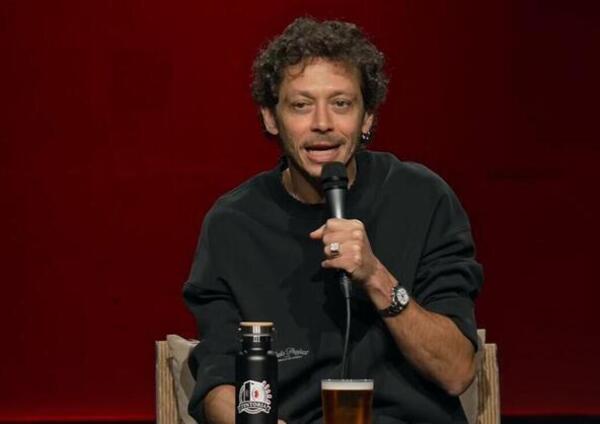 Valentino Rossi a Tintoria? Fa il panico pure con le domande sbagliate: &ldquo;Sto al simulatore, ma mi hanno rubato il nome&rdquo;. E sulle mattate in Giappone, le figlie e tutto il resto&hellip;