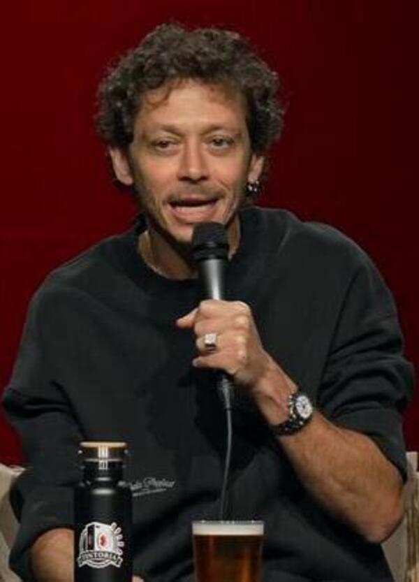 Valentino Rossi a Tintoria? Fa il panico pure con le domande sbagliate: &ldquo;Sto al simulatore, ma mi hanno rubato il nome&rdquo;. E sulle mattate in Giappone, le figlie e tutto il resto&hellip;