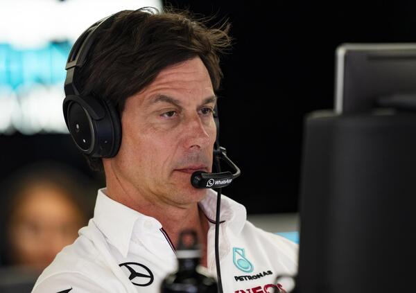 Ma quale frecciata, Toto Wolff a colpi di balestra su Red Bull: &ldquo;Le altre squadre licenziano i piloti dopo tre gare, con Kimi abbiamo fatto il contrario&rdquo;