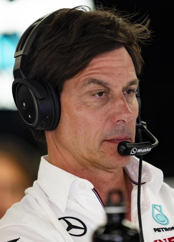 Ma quale frecciata, Toto Wolff a colpi di balestra su Red Bull: &ldquo;Le altre squadre licenziano i piloti dopo tre gare, con Kimi abbiamo fatto il contrario&rdquo;