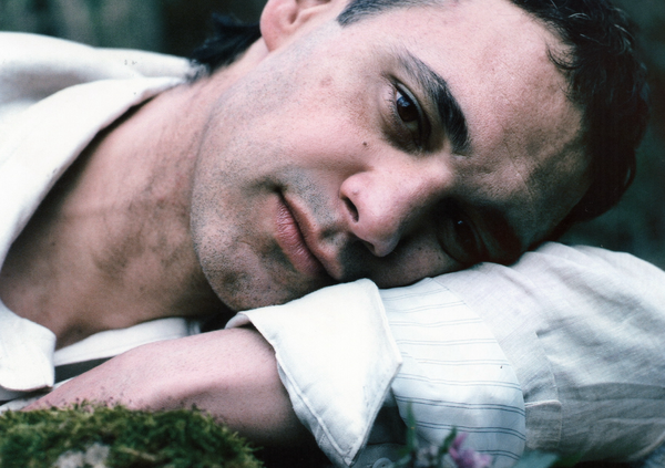 &ldquo;La fonte&rdquo; di Cosmo &egrave; l&rsquo;alba di un nuovo inizio: &ldquo;La resistenza al male e ai fascismi esiste, ma servono soluzioni radicali&rdquo;. E ci parla del nuovo disco, della &ldquo;luce&rdquo; dei giovani e di politica