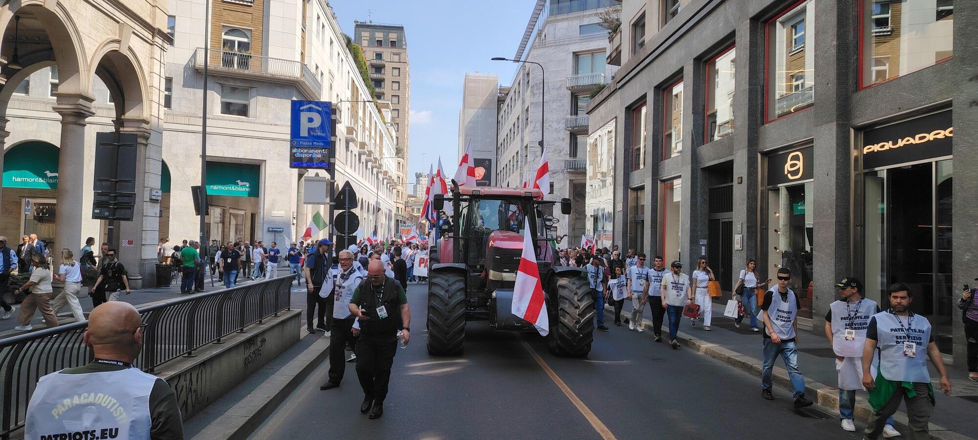 Il trattore alla guida del corteo per la Remigrazione