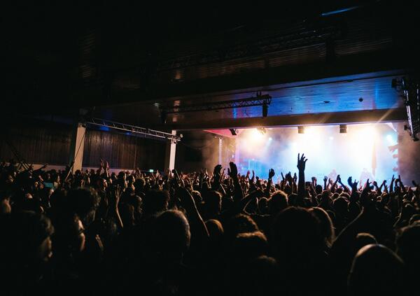 Ghali, Paradiso, Frah Quintale: tre milioni di euro in biglietti venduti in un weekend. I concerti sono tutti soldout e i poveri sempre pi&ugrave; poveri, qualcuno sta mentendo