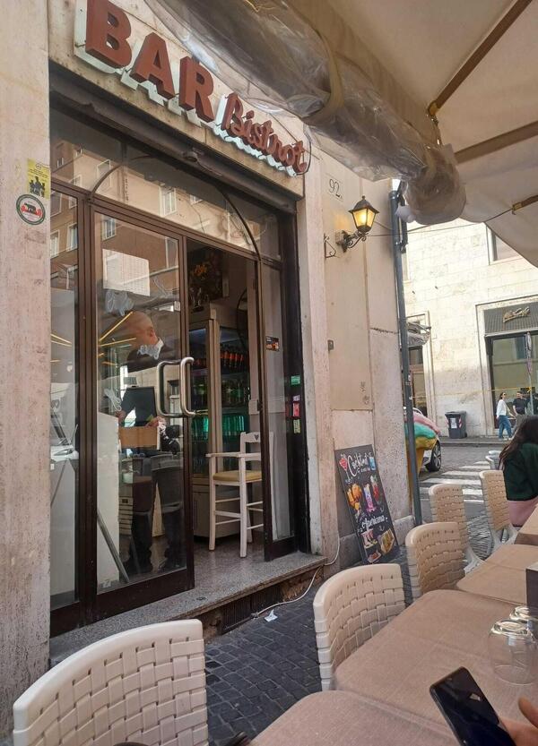 Siamo stati a mangiare al Bar Bistrot di Claudia Conte, l'amante del ministro Piantedosi. La sacralit&agrave; incontra il cappuccino da incubo, le pagnotte radioattive e i maritozzi coatti imbruttiti