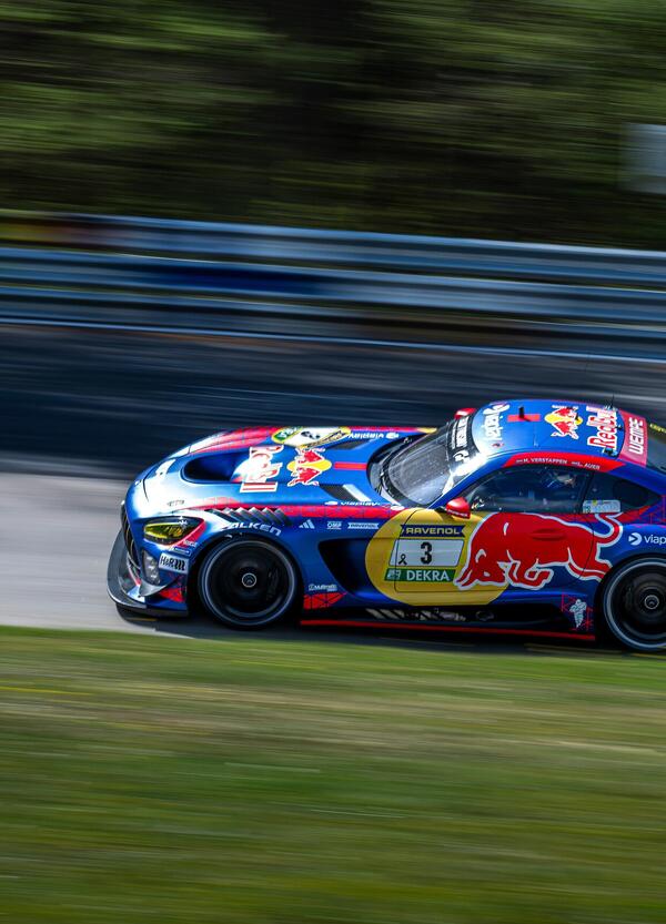 Verstappen, continua la stagione da incubo? Anche al Nurburgring con la Mercedes finisce male, ma in pista Max d&agrave; spettacolo (come sempre)