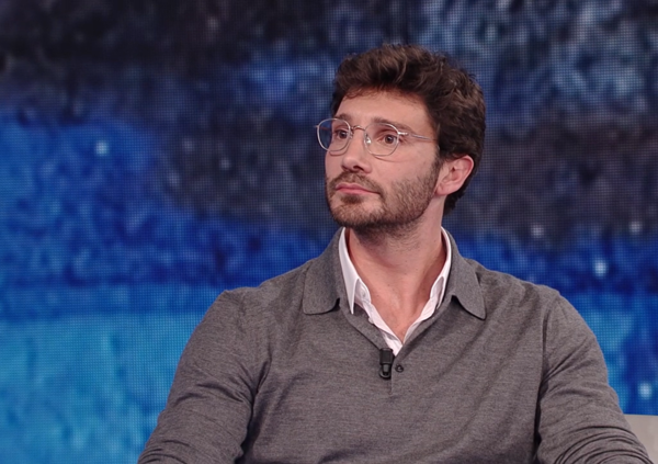 Occhiale tattico e maglioncino: Stefano De Martino a Che Tempo Che Fa promuove gi&agrave; Sanremo 2027, saluta le nonne e si veste da secchione