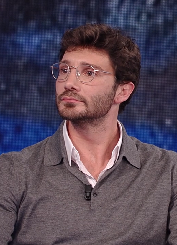 Occhiale tattico e maglioncino: De Martino da Fazio si veste da secchione per promuovere Sanremo 2027