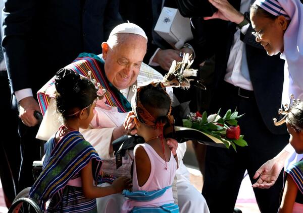 Un anno senza Papa Francesco, il silenzio sano di Papa Leone XIV e quella finta rivoluzione che fa fare la guerra (vera) a tradizionalisti e progressisti 
