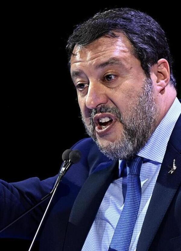 Ma cos&rsquo;&egrave; questa storia di Salvini che guarda le partite del Milan al Ministero? C&rsquo;&egrave; anche chi lo accusa di aver pagato l&rsquo;abbonamento Sky coi soldi dei contribuenti