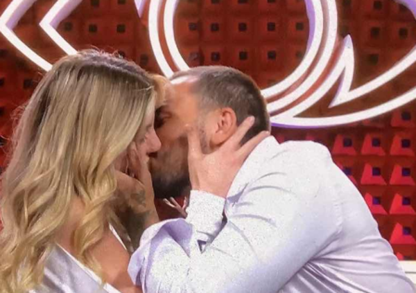 Grande Fratello VIP, il triangolo s&igrave;: Lucia e Raul (ex Temptation Island) si baciano e ora Renato? [VIDEO]