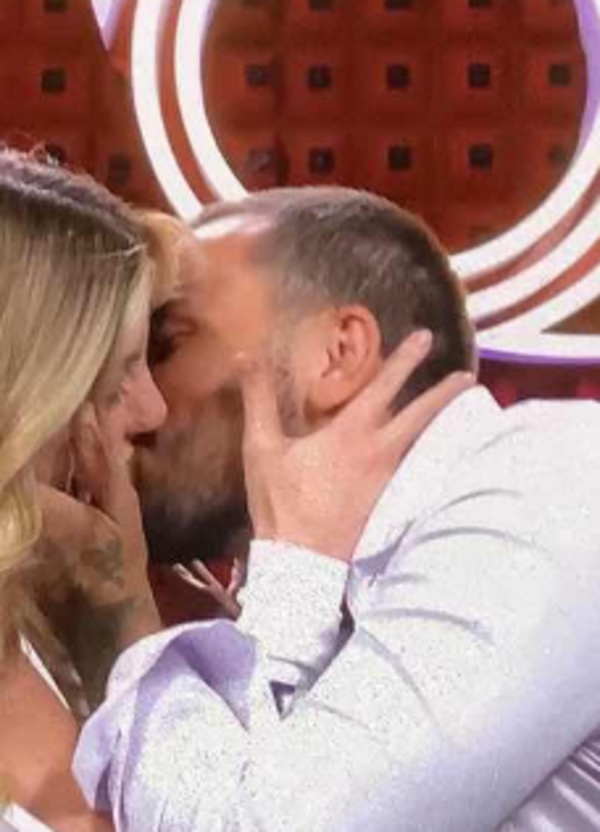 Grande Fratello VIP, il triangolo s&igrave;: Lucia e Raul (ex Temptation Island) si baciano e ora Renato? [VIDEO]