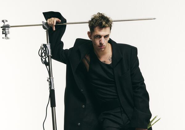 &ldquo;Comuni immortali&rdquo; &egrave; un disco per comuni mortali: Achille Lauro da enfant prodige e distributore di hit a canzoni scontate