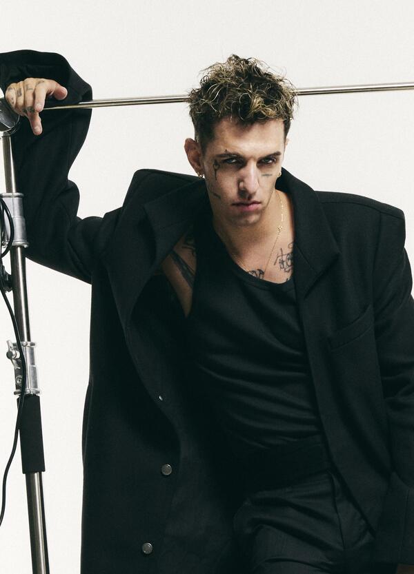 &ldquo;Comuni immortali&rdquo; &egrave; un disco per comuni mortali: Achille Lauro da enfant prodige e distributore di hit a canzoni scontate