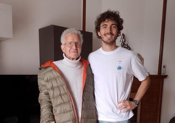 Sulle &ldquo;mani di nonno&rdquo; e &ldquo;l&rsquo;alfabeto del vento&rdquo;: c&rsquo;&egrave; tutta l&rsquo;eredit&agrave; vera di Fausto Atzori in quel cuore di Pecco Bagnaia (altro che freddo addio!)