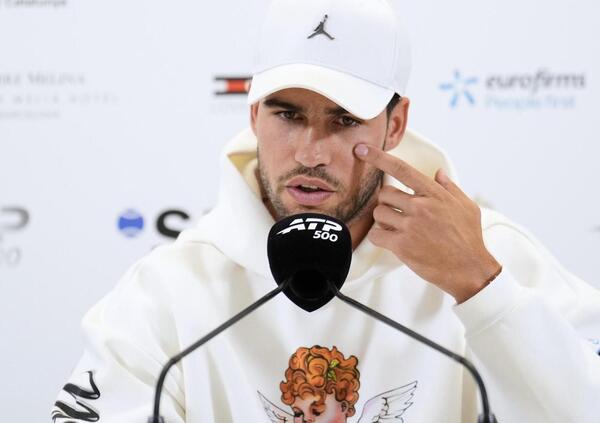 Il destino (fisico) di Alcaraz dopo l&rsquo;infortunio? Carlos deve fare una scelta decisiva che riguarda il Roland Garros, Jannik Sinner e qualcosa di persino pi&ugrave; importante