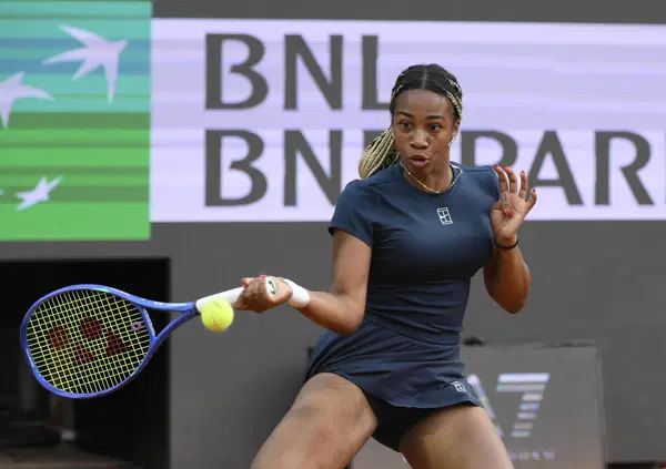 Chi &egrave; Tyra Caterina Grant, la diciottenne italiana che ha stravinto a Madrid la sua prima partita Wta. La futura stella del nostro tennis? Il padre ex cestista, l'allenatore di Sinner e la nuova posizione nel ranking