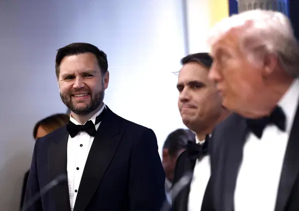 Sparatoria durante il gala in America: ma perch&eacute; la sicurezza ha evacuato prima JD Vance e dopo Trump (che &egrave; il presidente)? [VIDEO]
