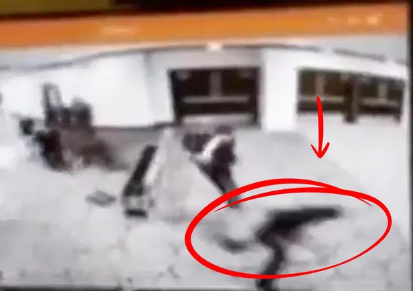 Il video di Cole Tomas Allen prima degli spari al gala con Trump e Vance sembra un cartone animato: com&rsquo;&egrave; possibile che un uomo armato si sia messo a correre e abbia fregato la sicurezza (e i Metal detector) del presidente Usa?