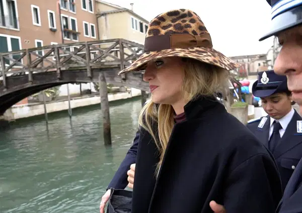 Beatrice Venezi fatta fuori da La Fenice dal sovrintendente che l&rsquo;aveva nominata: &ldquo;Reiterate e gravi dichiarazioni contro il Teatro&rdquo;. E l&rsquo;egemonia culturale della destra la famo domani