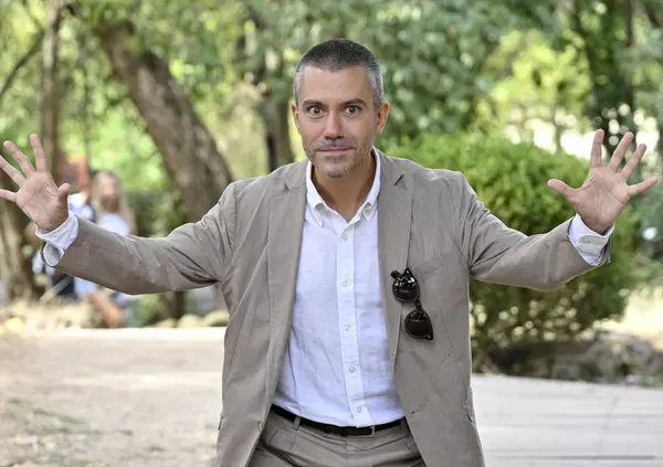 Saverio Raimondo asfalta la comicit&agrave; in tv (e non solo): "La politica? Una mancanza, e il pubblico spesso non vuole capire. I contenuti social sono pi&ugrave; vecchi della tv"