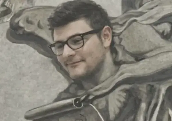 L&rsquo;ideologia del riccio godente: l&rsquo;influencer Matty Il Biondo si candida al consiglio comunale di Angri