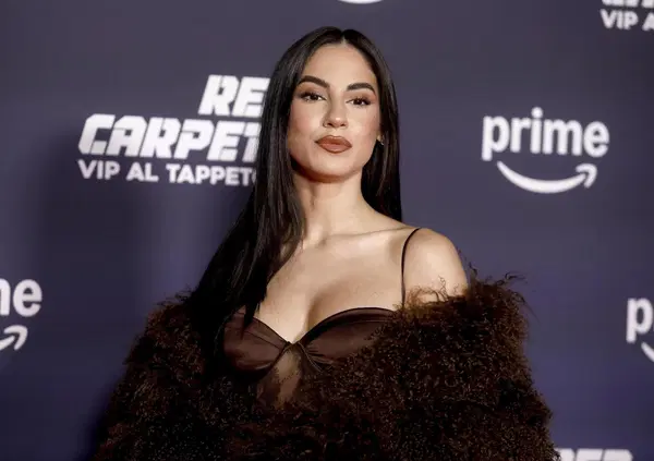 Giulia De Lellis non posta la figlia sui social perch&eacute; "&egrave; pericoloso". Ma vuole i vostri per il suo show davanti a 6 milioni di follower