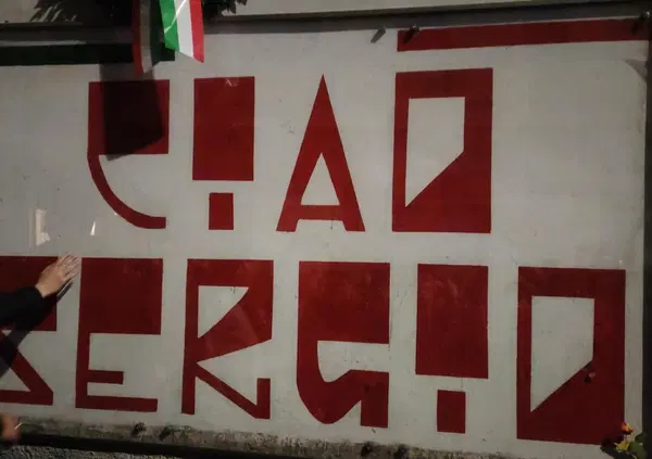 Eravamo "presenti" alla fiaccolata per Sergio Ramelli e abbiamo capito che il vero saluto romano &egrave; la pernacchia