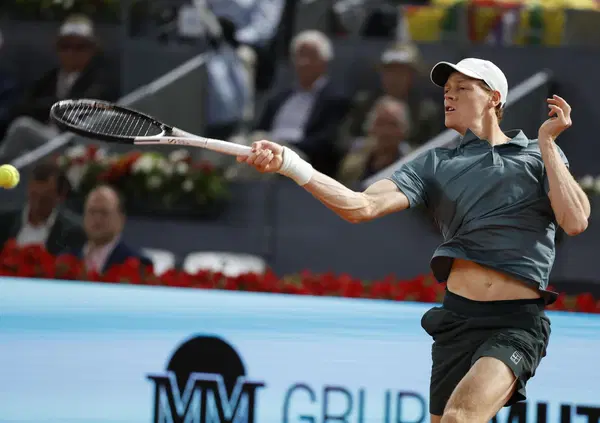 Sinner, le mani sul volante (e su Madrid), ma Paolo Bertolucci ha una domanda: "Quanto &egrave; stanco di testa?". E su Rafa Jodar: "Non &egrave; uno di quei giovinotti arroganti"