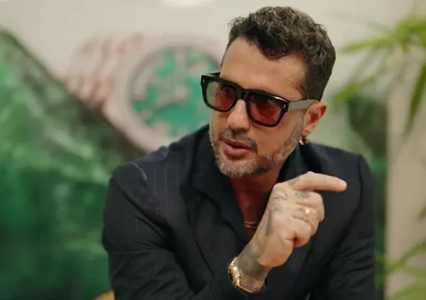 Fabrizio Corona avverte sullo scandalo arbitri: &ldquo;&Egrave; la nuova Calciopoli, altro che esc*rt. Con Falsissimo sconvolger&ograve; tutti: dentro anche Napoli e Conte&rdquo;. Ma cosa sa l&rsquo;ex re dei paparazzi?