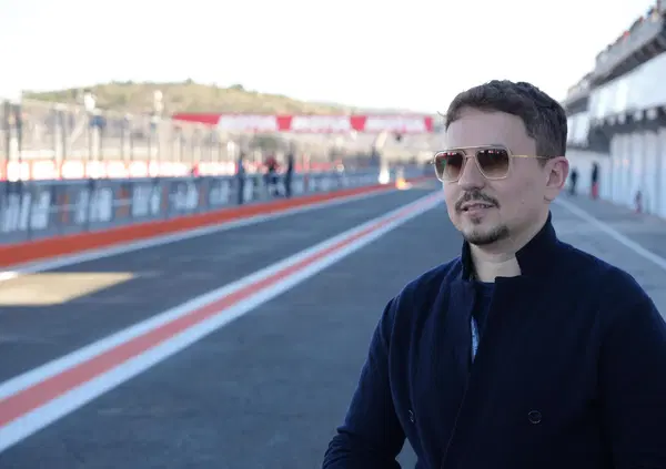 Le sentenze di Jorge Lorenzo: &ldquo;Il problema di Marquez &egrave; il braccio, non riesce a frenare. L&rsquo;Aprilia fa paura, la Ducati&hellip; sembra un trattore&rdquo;