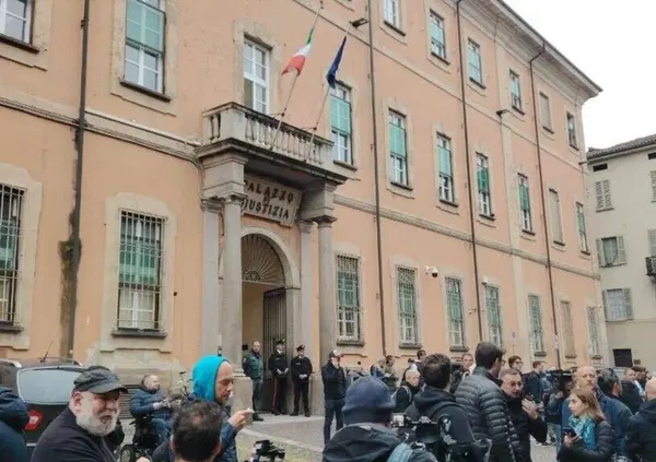 Delitto di Garlasco: dai criminologi in sedia a rotelle sotto la pioggia ai ragazzini che fan sega a scuola per vedere Andrea Sempio e Marco Poggi. A Pavia ci voleva un antropologo, un prete o una consulenza personologica... reportage mistico
