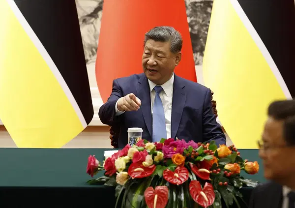 Cosa c'&egrave; dietro la partnership pubblicitaria tra il Corriere della Sera e l'agenzia cinese Xinhua? I media del Dragone tornano a puntare sull'Italia dopo lo strappo tra Meloni e Trump