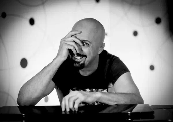 Intervista totale a Luca Jurman: &ldquo;Nei talent purtroppo ci sono molte persone totalmente incompetenti, dagli insegnanti ai giudici. Le case discografiche hanno reso l&rsquo;arte un prodotto alimentare a basso consumo&rdquo;