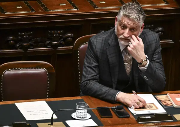 Ok, ma che succede al Ministero della Cultura? Alessandro Giuli fa fuori il suo staff e licenzia Emanuele Merlino ed Elena Proietti: c&rsquo;entrano il documentario su Regeni e un viaggio a New York 