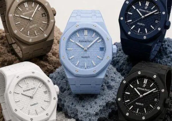 Audemars Piguet x Swatch ha rotto internet: l'orologio pendente, i colori improbabili e la "collezione che ridefinir&agrave; il modo in cui indossiamo gli orologi"