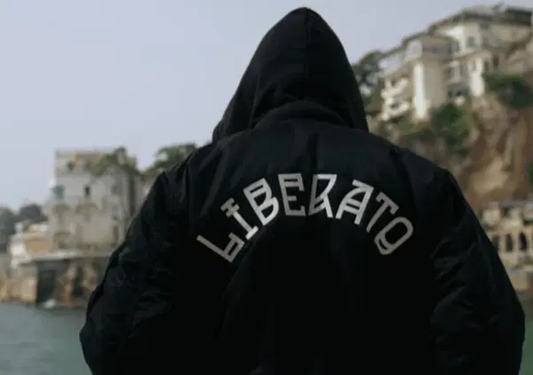 &ldquo;Radio Liberato&rdquo;, nel nuovo disco con Stefano De Martino: &egrave; il preludio di un debutto a Sanremo? Di certo &egrave; una lezione a chi si espone