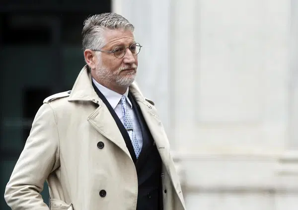 Alla fine Giuli &egrave; l'unico che ha avuto 'e palle. Ha fatto un gesto politico contro Fazzolari e chi sbaglia vola dalla finestra