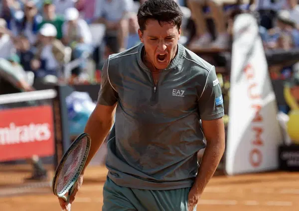 Agli Internazionali di Roma Sinner &egrave; la realt&agrave;, il sogno si chiama Darderi. La vol&eacute;e di Bertolucci: &ldquo;Dal sottoscala del tennis all&rsquo;attico. Straordinario in battaglia e senza paura&rdquo;. E con Rafa J&oacute;dar?